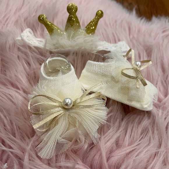 Baby socks and crown headband set - Picture 1 of 3